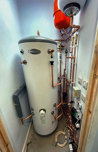 https://rossmoynehotwater.com.au/uploads/2025/06/gas-hot-water-system-11703.jpg