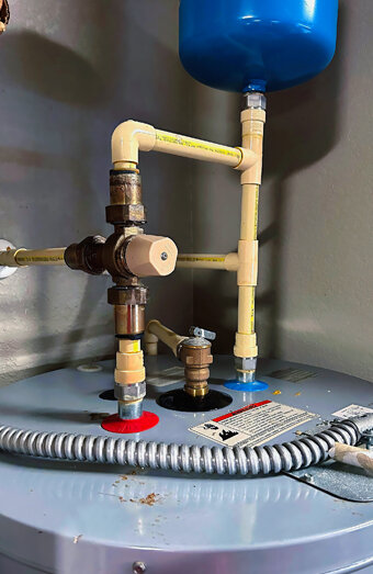 https://rossmoynehotwater.com.au/uploads/2025/06/gas-hot-water-system-63012.jpg